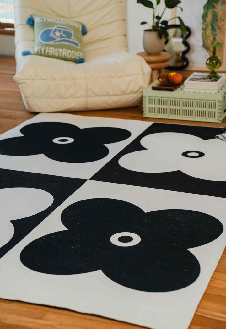 LanySpace Black and White Four Leaf Clover Rug in 5x7