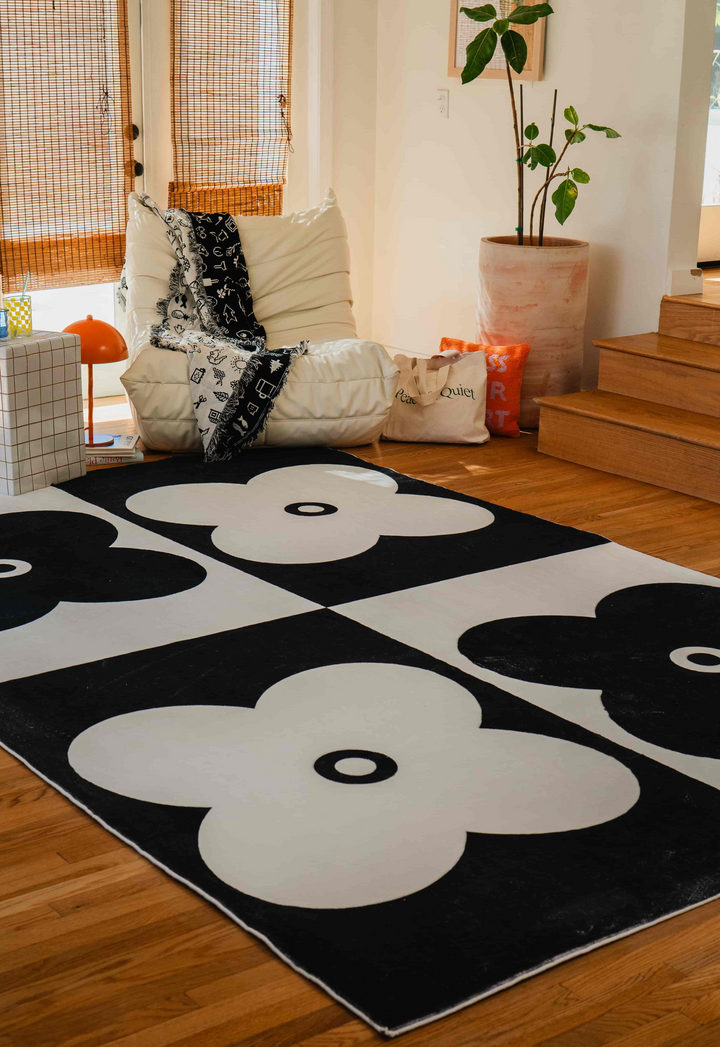 LanySpace Black and White Four Leaf Clover Rug, 7x10