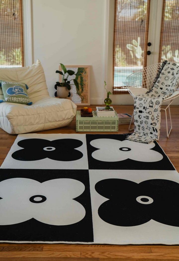 Charming area with LanySpace Black and White Clover Rug