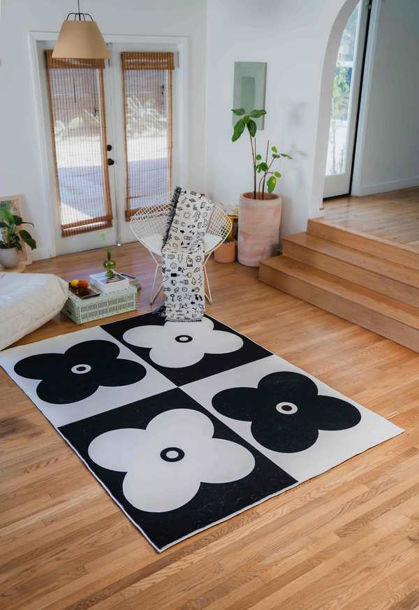 LanySpace Black and White Four Leaf Clover Rug, 5x7